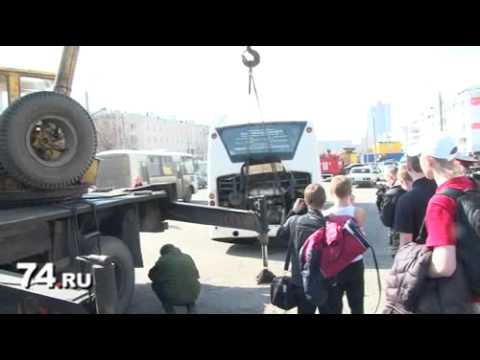 Челябинск: Троллейбус с пассажирами чуть не ушел под землю