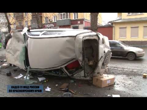 Красноярск: Машина рухнула на идущую по тротуару семью