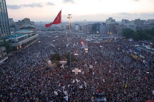 Турция Стамбул Площадь Таксим 9 июня 2013 года Митинг Прямой эфир / Трансляция