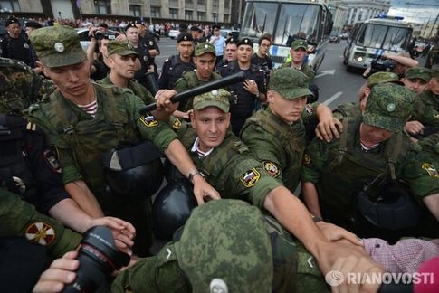 Москва: Пилят дверь квартиры гражданских активистов 13 августа 2013 Прямой эфир / Трансляция