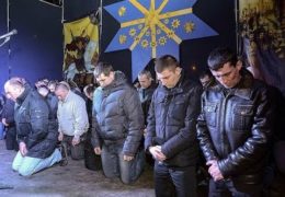 Беркут на коленях просит прощения у жителей Львова