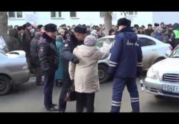 Астрахань: Бабушки против полиции — Народный бунт у ОблДуры 24 ноября 2016 года