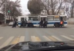 Самара 21 век: Пассажиры толкают обесточенный троллейбус