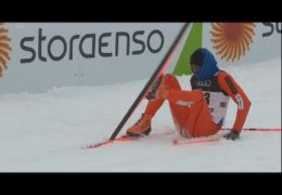 Падающий лыжник из Венесуэлы на чемпионате мира по лыжным видам спорта в Финляндии